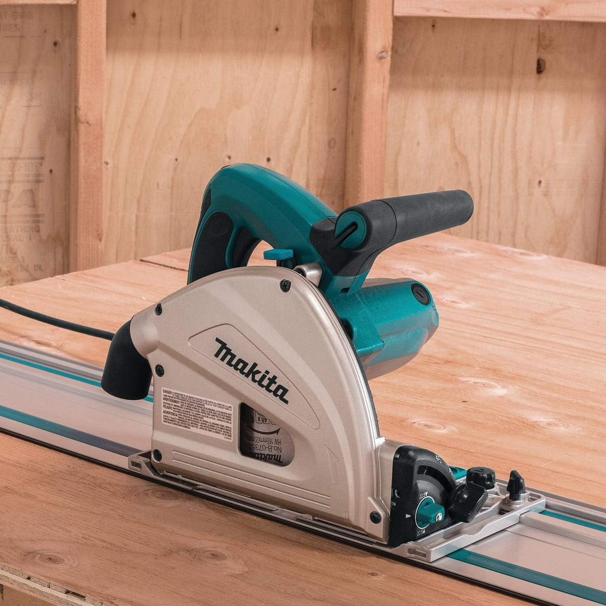 Makita SP6000J 6-1/2" Plunge Circular Saw, with Stackable Tool Case and 194368-5 55" Guide Rail