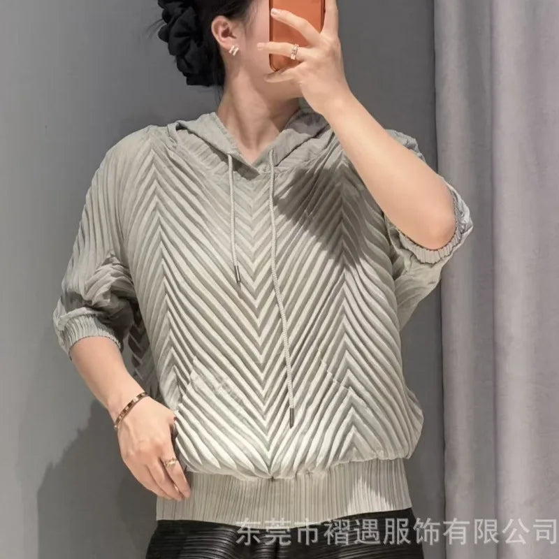 Pleated Hooded Sweatshirt 2026 Summer New Loose Pullover Short Sleeve Top Simple Women's Casual Stretch No-Iron T-Shirt