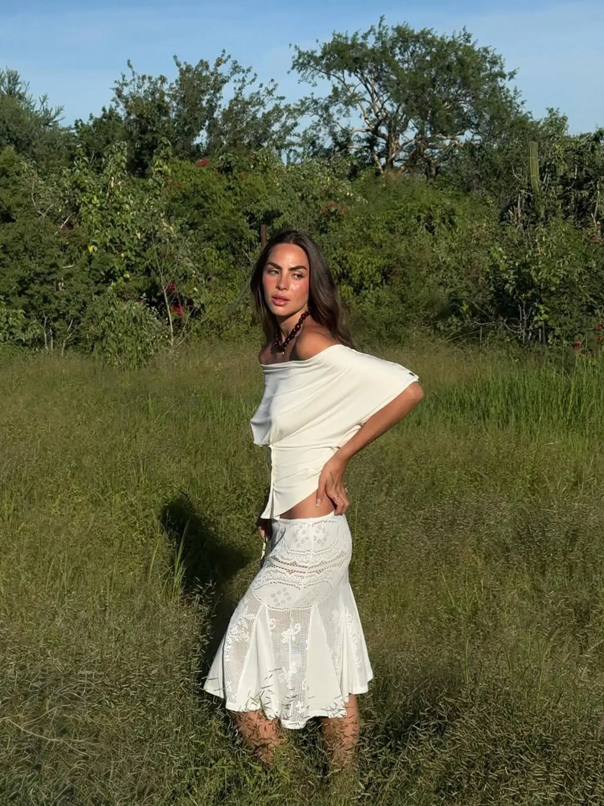 With Jen Off-the-Shoulder Black T-Shirt With a Round Neckline and a Fitted Waist, Featuring an Irregular Cut and Short Sleeves.
