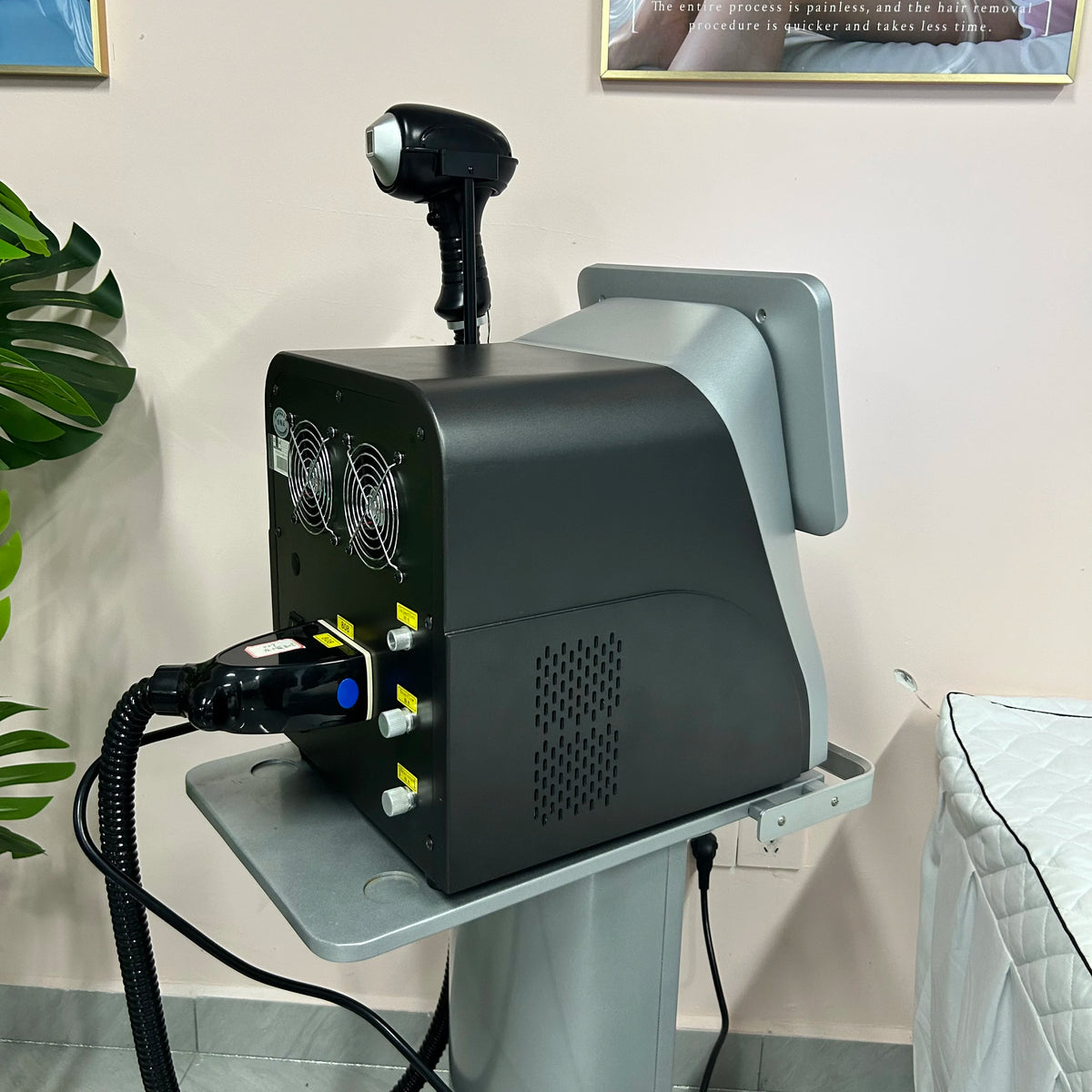 HOT Portable 4000W Diode Laser 10 Laser Bars 755NM 808NM 1064NM Wavelength Freezing Point Painless Permanent Hair Removal