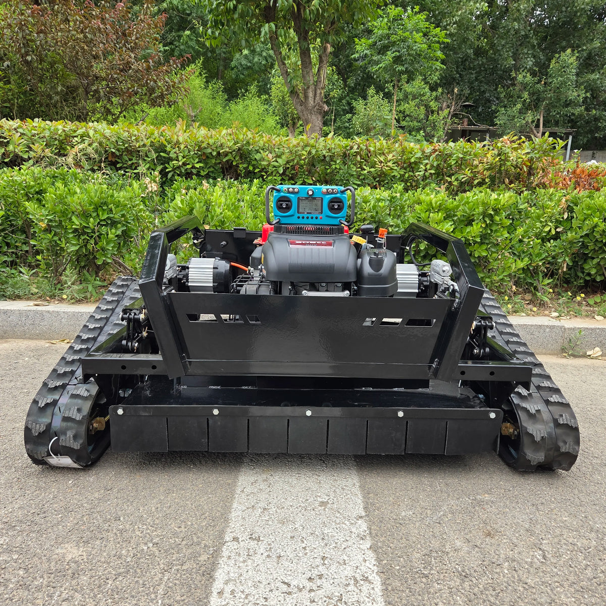 1000mm cutting width 4000㎡/h High efficiency working Self-generating system Long-lasting mobility Flexible smart lawn mower