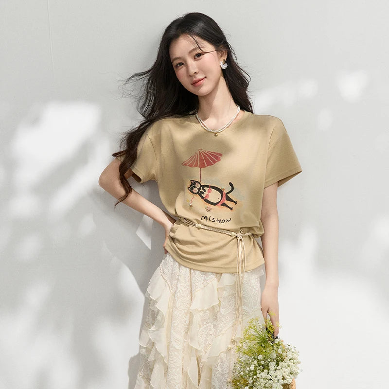 MISHOW Women Round Neck T-shirt 2026 Summer New Cute Cat Print with Waist Tie Detail Khaki Casual Short Sleeve Top MXF24T1600