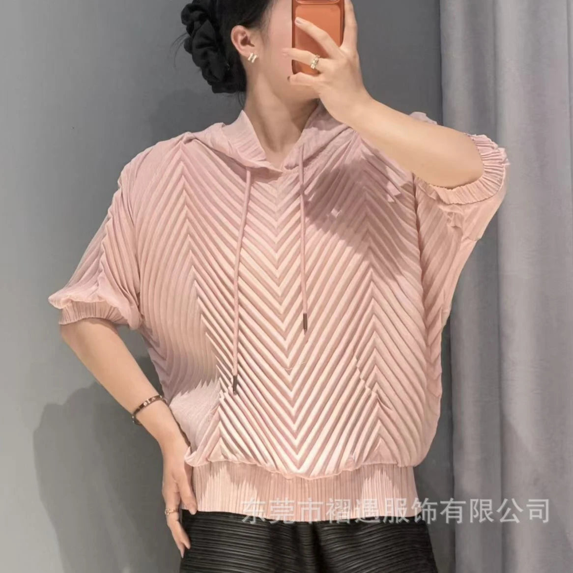 Pleated Hooded Sweatshirt 2026 Summer New Loose Pullover Short Sleeve Top Simple Women's Casual Stretch No-Iron T-Shirt