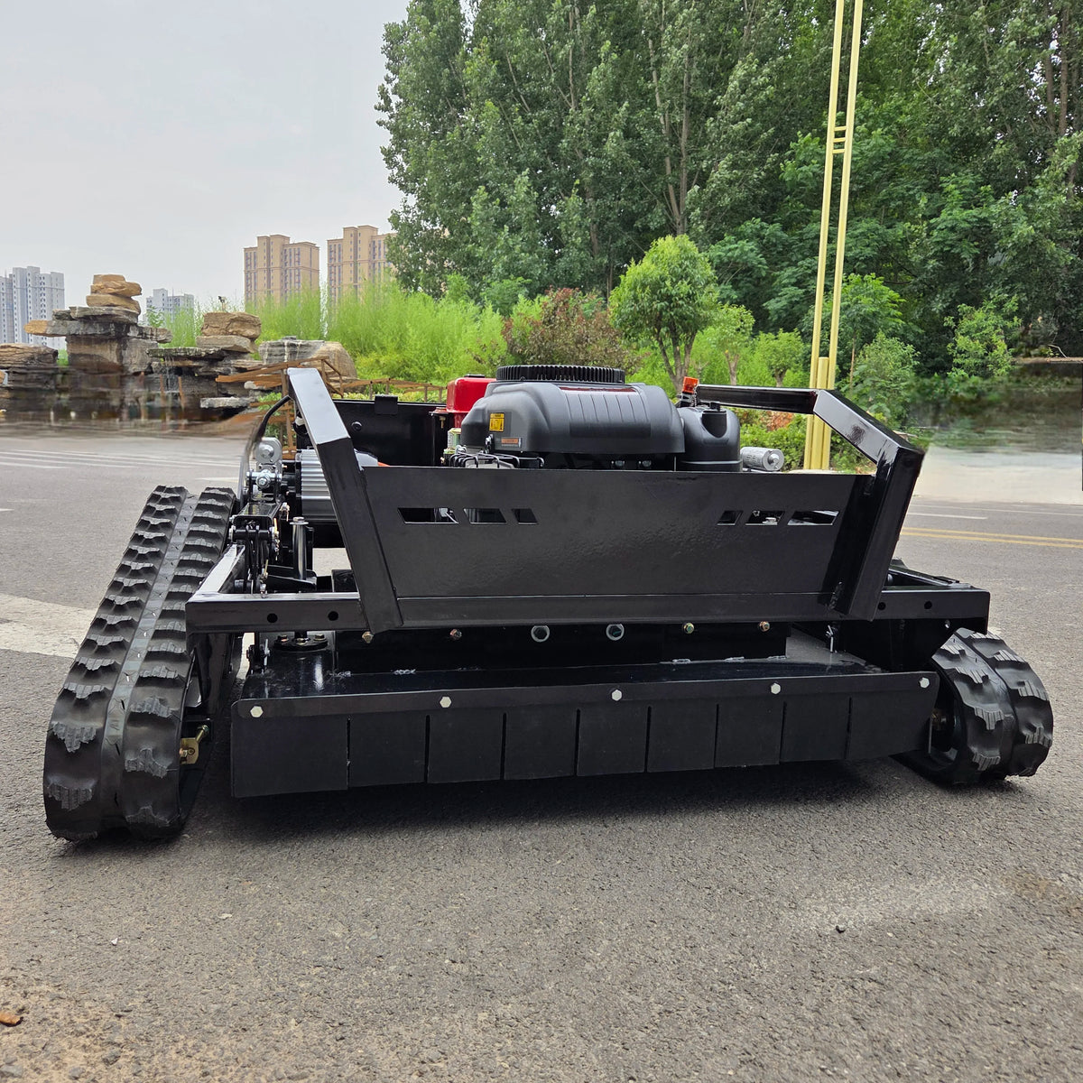 1000mm cutting width 4000㎡/h High efficiency working Self-generating system Long-lasting mobility Flexible smart lawn mower