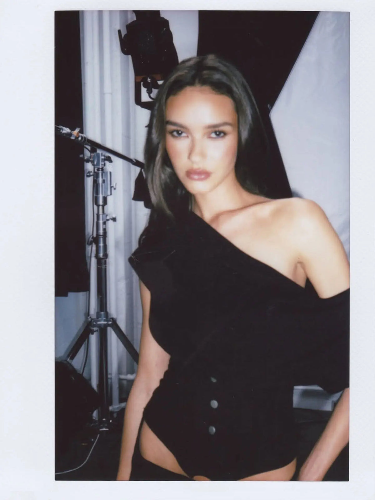 With Jen Off-the-Shoulder Black T-Shirt With a Round Neckline and a Fitted Waist, Featuring an Irregular Cut and Short Sleeves.