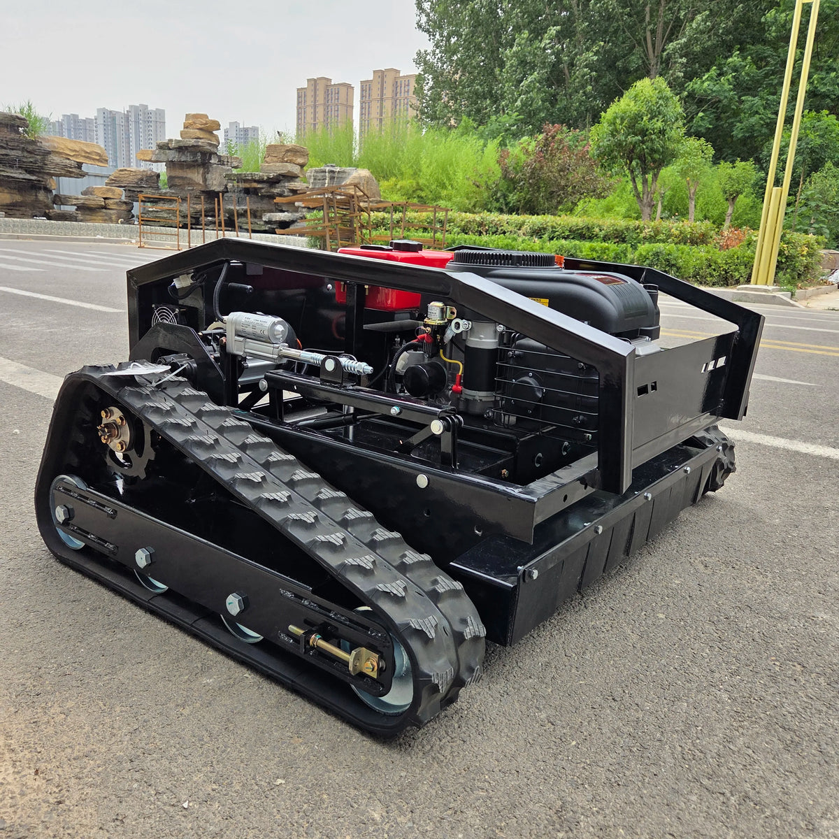 1000mm cutting width 4000㎡/h High efficiency working Self-generating system Long-lasting mobility Flexible smart lawn mower