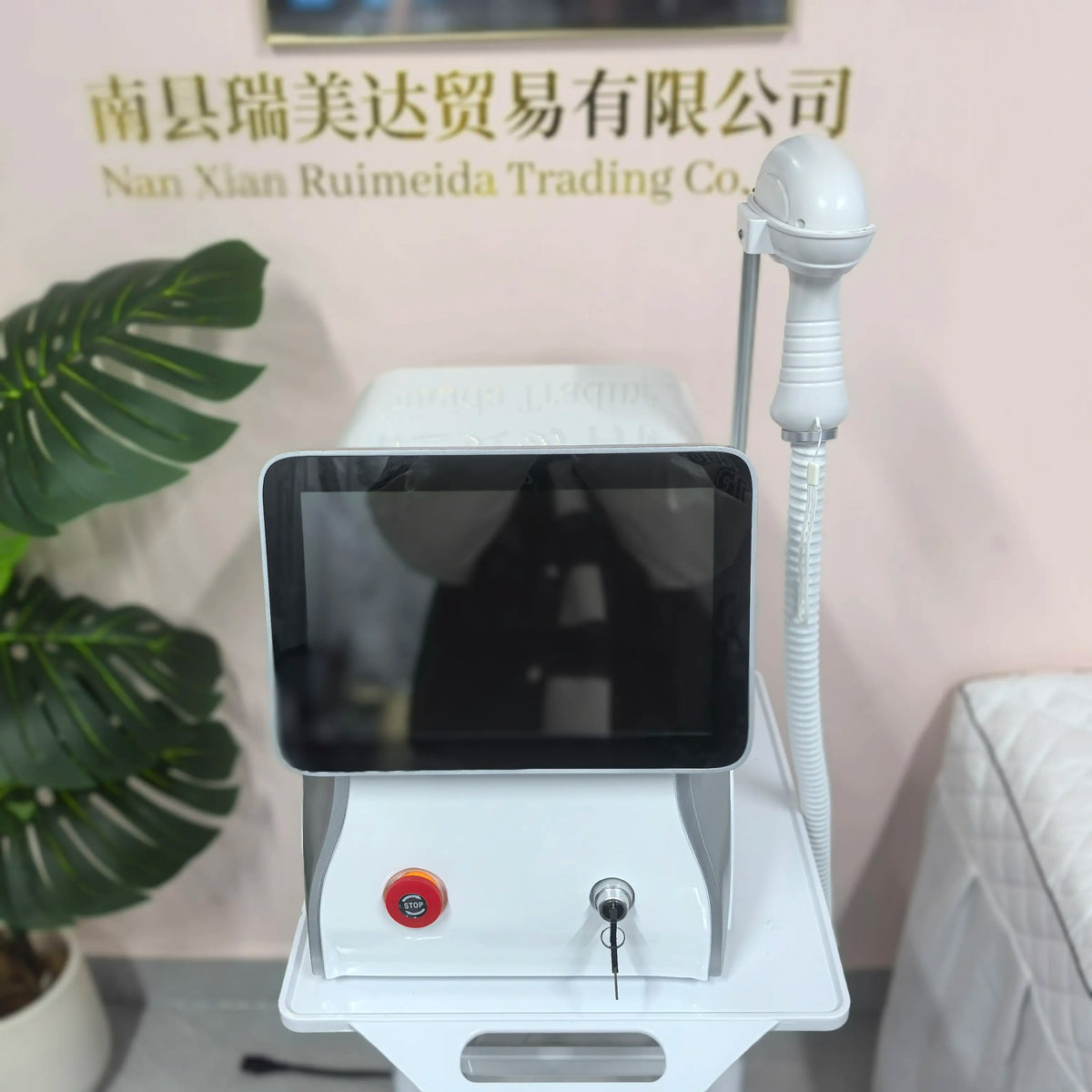 Professional diode-based ice titanium laser hair removal machine portable 808nm 755nm 1064nm Alexandrite 3-wavelength laser