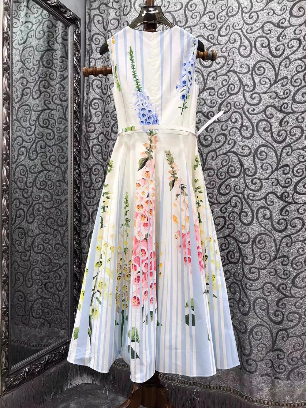 Top Quality New Long Dress 2026 Summer Style Women Sweet Floral Blue Striped Print Sleeveless Long Maxi Party Luxury Dress Belt