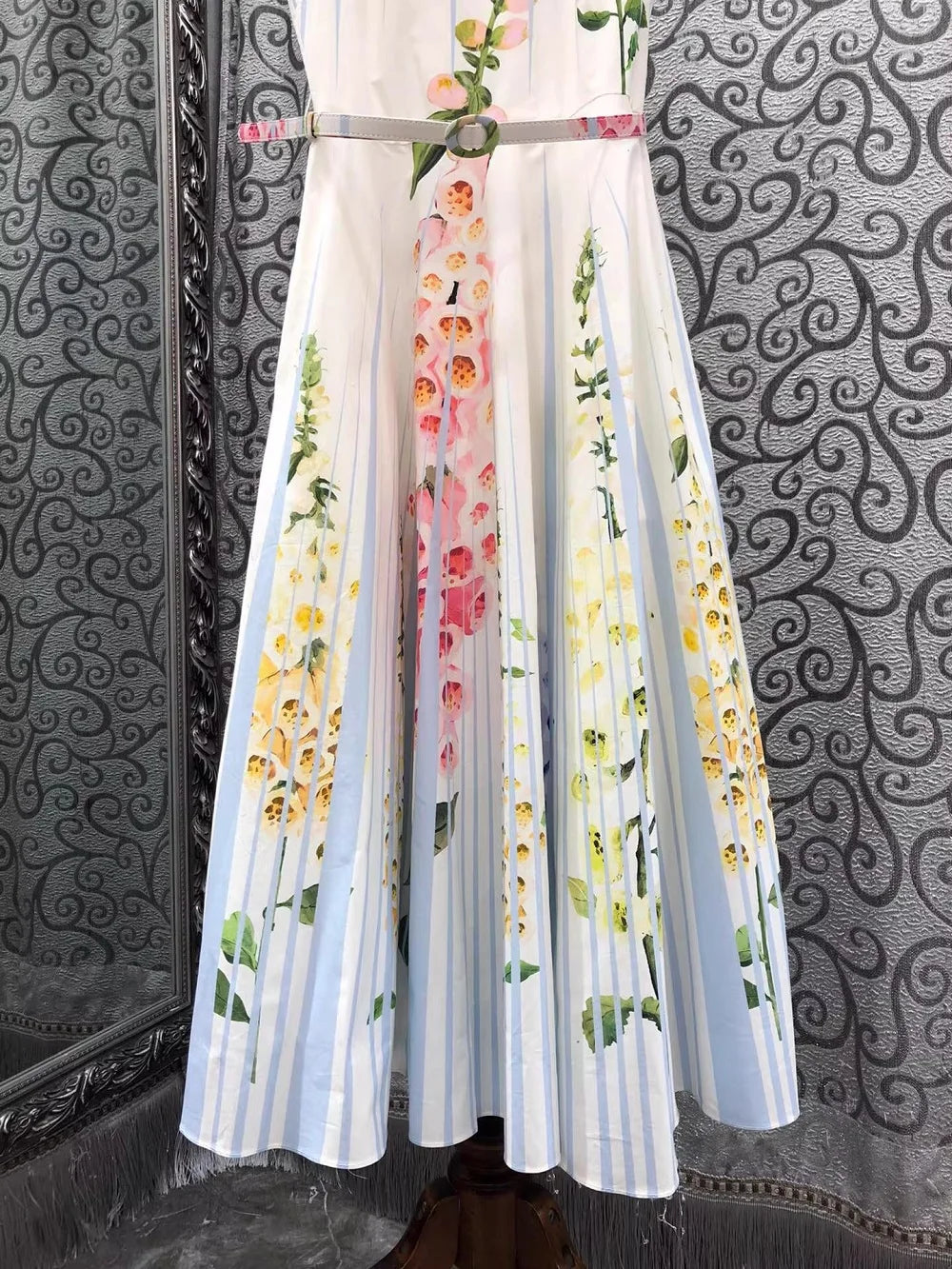 Top Quality New Long Dress 2026 Summer Style Women Sweet Floral Blue Striped Print Sleeveless Long Maxi Party Luxury Dress Belt