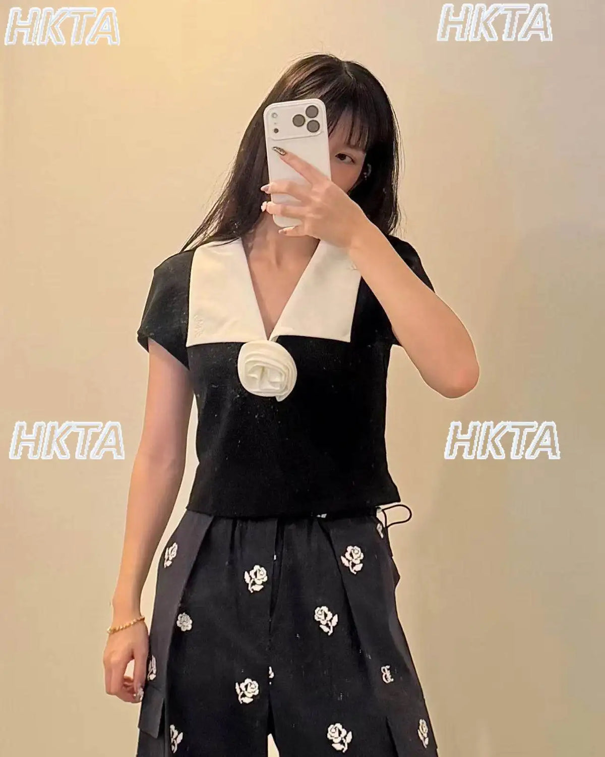 Japanese French 2026 Spring New Temperament Rose Black White T Shirt Versatile Top Girls Commuter V Neck Slim Short Tshirt Women