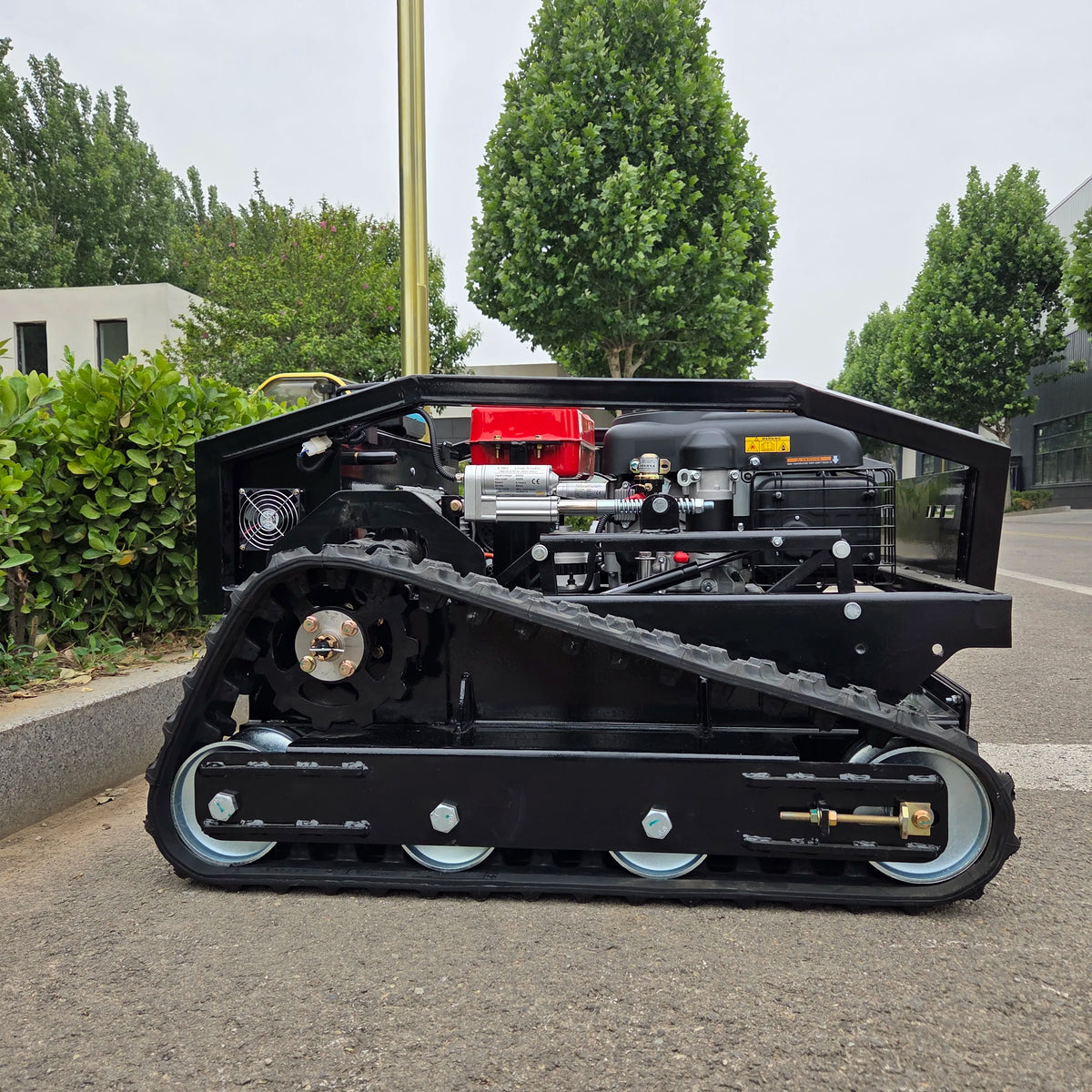 1000mm cutting width 4000㎡/h High efficiency working Self-generating system Long-lasting mobility Flexible smart lawn mower