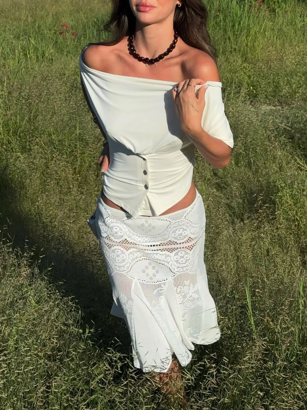 With Jen Off-the-Shoulder Black T-Shirt With a Round Neckline and a Fitted Waist, Featuring an Irregular Cut and Short Sleeves.